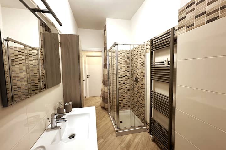 Bagno con ampia doccia